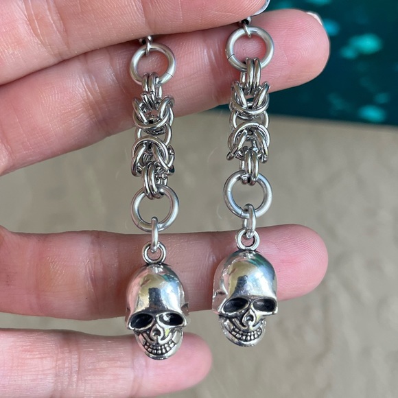 Handmade maille skull dangly stainless steel post earrings boho goth punk silver - Picture 2 of 13